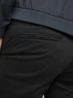 Schmal geschnittene Chino-Hose – Schwarz